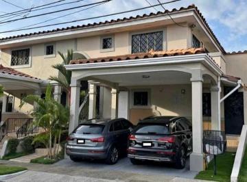 Casa · 240m² · 4 Recámaras · 2 Estacionamientos · Se Vende Casa de 4 Rec. en El Residencial Ville Di Firenze, Albrook