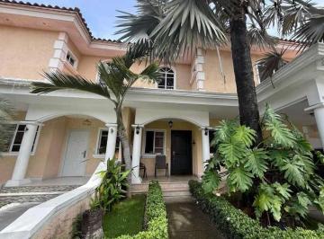 Casa · 4 Recámaras · 2 Estacionamientos · Alquiler de Casa de 2 Niveles y 4 Rec. en Costa del Este