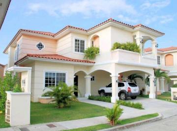 Casa · 369m² · 4 Recámaras · 2 Estacionamientos · Se Vende Casa de 4 Recamaras en Villa Valencia, Costa Sur