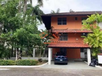Apartamento de 3 habitaciones, Panamá · En Venta Casa de 3 Niveles en Clayton – Zona Residencial