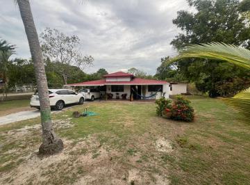 Casa · 1365m² · 2 Recámaras · 2 Estacionamientos · Venta de Casa con Piscina, Playa Gorgona, Chame
