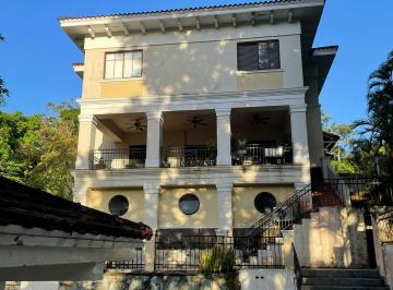 Casa de 4 habitaciones, Panamá · Camino de Cruces. 1246 m 4r 4.5b Piscina $1,350,000.00neg