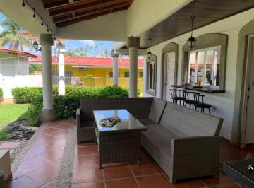 Casa · 1000m² · 4 Recámaras · 4 Estacionamientos · Venta de Residencia en Coronado
