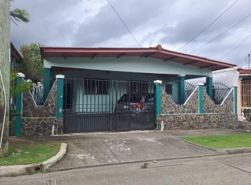 Casa · 350m² · 3 Recámaras · 2 Estacionamientos · Venta de Casa San Lorenzo Panama Norte