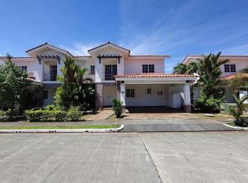 Casa · 200m² · 3 Recámaras · 2 Estacionamientos · Venta de Casa en Quintas de Versalles (Of)