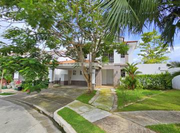 Casa de 5 habitaciones, Panamá · Venta de Casa en Esquina P. H. Quintas de Versalles Lyon. Haga Una Oferta