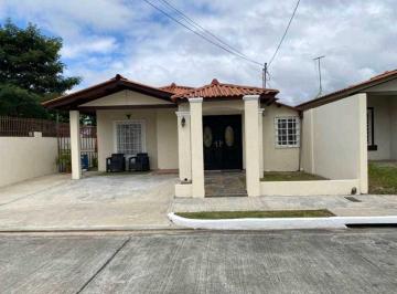 Casa · 233m² · 3 Recámaras · 2 Estacionamientos · Vendo Casa en Hacienda Santa Fe La Siesta de Tocumen