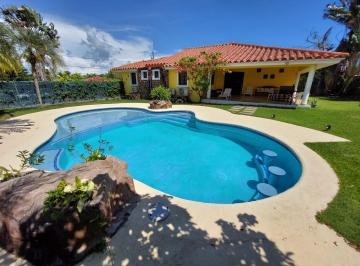 Casa · 900m² · 4 Recámaras · 2 Estacionamientos · Alquiler de Casa en Club Ecuestre Coronado, Panamá