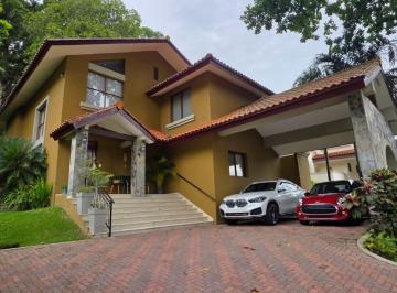 Casa · 271m² · 4 Recámaras · 2 Estacionamientos · Venta Elegante Casa Senderos Camino de Cruces