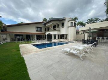Casa de 7 habitaciones, Panamá · Amplia Casa con Piscina en Alquiler Ubicada en Altos del Golf
