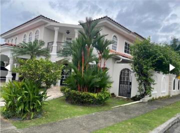 Casa · 365m² · 3 Recámaras · 2 Estacionamientos · Alquile de Casa en Costa del Este