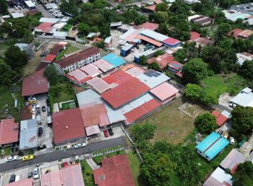 Bodega-Galpón-Depósito · 90m² · 4 Recámaras · 6 Estacionamientos · Se Vende Casa y Galera en Llano Bonito, Juan Diaz