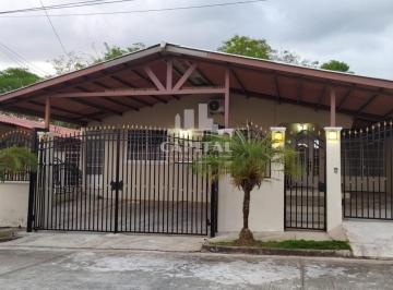 Casa · 325m² · 3 Recámaras · 3 Estacionamientos · Chalet en Brisas del Golf por Debajo del Avalúo