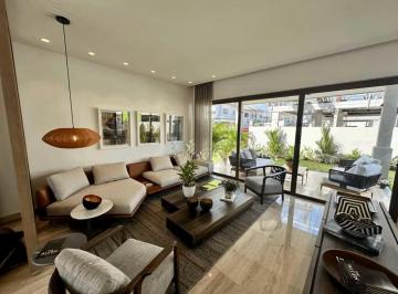 Casa · 338m² · 4 Recámaras · 4 Estacionamientos · Venta Casa Santa Maria Acabados de Lujo 4 y 3 Recamaras The Woods Mld