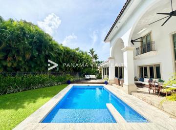 Casa · 468m² · 4 Recámaras · 5 Estacionamientos · Fairway Estates / Santa Maria / Venta