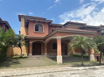 Casa · 323m² · 4 Recámaras · 2 Estacionamientos · Casa en Venta en Costa Sur - El Doral