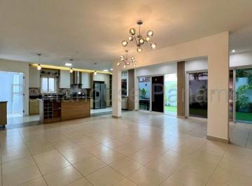 Casa de 5 habitaciones, Panamá · Venta de Casa en Versalles
