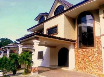 Casa · 977m² · 4 Recámaras · 4 Estacionamientos · Alquilo o Vendo Casa en Llanos de Curundu Albrook