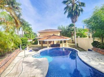 Casa · 900m² · 4 Recámaras · 4 Estacionamientos · Venta de Amplia Casa con Piscina en Costa del Este