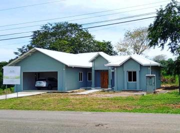 Casa · 320m² · 3 Recámaras · 2 Estacionamientos · Alquiler y Venta de Casa en Las Lajas
