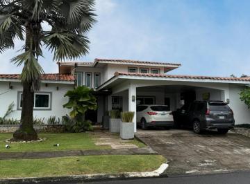 Casa de 4 habitaciones, David · Casa de Esquina en Coquito Hills – 4 Hab, 3.5 Baños con Amplio Jardín
