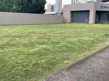 Terreno / Lote de 1 habitación, Panamá · Terreno en Esquina a Orilla Av Belisario Porras con Calle 50