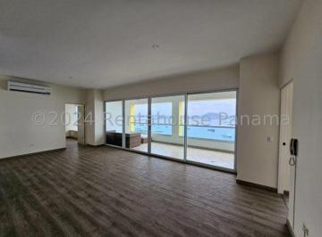 Sala y balcón · Apartamento Frente Al Mar en Amador, con Vistas Únicas