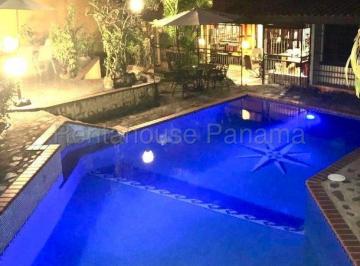 Piscina de noche · Villa de Las Fuentes: Casa Remodelada de 4 Recámaras, con 808 m² de Terreno