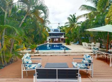 Casa · 534m² · 5 Recámaras · 2 Estacionamientos · Venta: Duplex de 5 Recámaras Frente Al Mar en Playa Blanca
