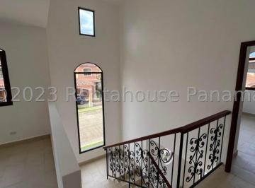 Escalera · Casa de 4 Recámaras, a Estrenar, en Costa Sur