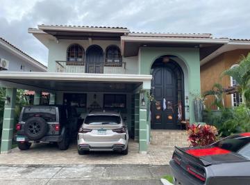 Casa de 3 habitaciones, San Miguelito · Se Vende Casa en Villas del Golf con Piscina. Precio de Ganga