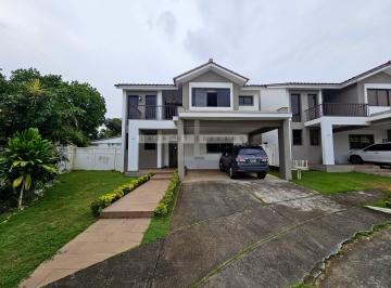 Casa de 4 habitaciones, San Miguelito · Venta de Casa Unifamiliar de Esquina en PH Mont Blanc. Haga Una Oferta