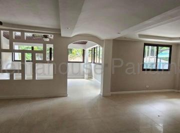 Sala · Casa de Dos Plantas con 4 Recámaras, Muy Cerca de El Dorado