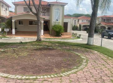 Casa · 255m² · 3 Recámaras · 2 Estacionamientos · Venta de Casa en Brisas del Golf