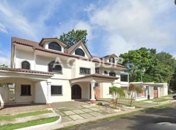 Casa · 487m² · 4 Recámaras · 6 Estacionamientos · Llanos de Curundu - Ancón - Se Vende Casa