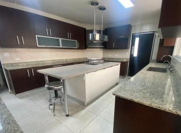 Casa · 420m² · 3 Recámaras · 2 Estacionamientos · Costa del Este Casa Amplia 500 m² Terreno a Solo $895k