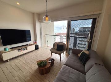 Sala y balcón · Disfruta de un Apartamento de 2 Recámaras en Playa Caracol
