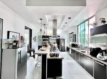 Casa de 6 habitaciones, Panamá · Casa con 6 Recámaras y 640 m² en Venta en Altos de Golf