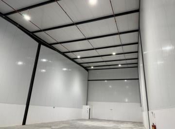 Bodega-Galpón-Depósito · 557m² · 3 Estacionamientos · Alquilo Bodega 24 de Diciembre