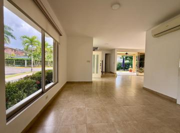 Casa · 300m² · 3 Recámaras · 2 Estacionamientos · Alquiler de Casa en Clayton - PH Embassy Garden