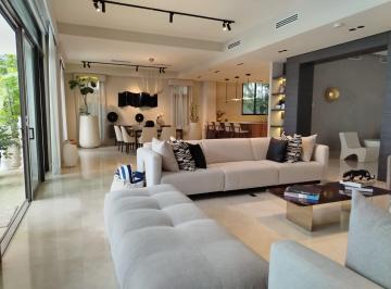 Casa · 539m² · 5 Recámaras · 3 Estacionamientos · Venta Casa de Playa Velamar Village Buenaventura