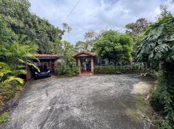 Casa de 4 habitaciones, Panamá · Venta de Casa en Altos del Golf.