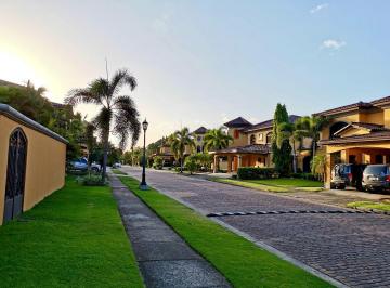 Casa · 560m² · 4 Recámaras · 3 Estacionamientos · Casa en Venta en Antigua