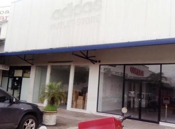 Fachada · Local Comercial de 510 m² en Los Pueblos: Ideal Para Franquicias o Negocios