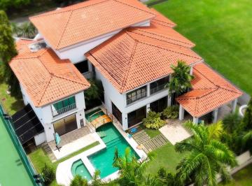 Casa · 339m² · 5 Recámaras · 2 Estacionamientos · Alquiler o Venta Casa en Costa del Este, Panamá