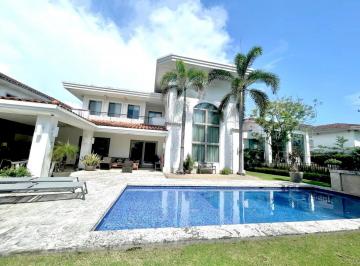Casa · 750m² · 4 Recámaras · 5 Estacionamientos · Venta de Casa en Fairway, Santa María