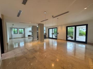Casa · 750m² · 4 Recámaras · 5 Estacionamientos · Venta de Casa en Fairway, Santa María