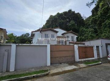 Casa de 4 habitaciones, Panamá · Vendo Casa Unifamiliar de 2 Niveles en Green Valley. Albrook. Negociable