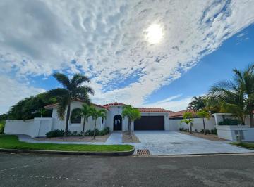 Casa · 815m² · 3 Recámaras · 2 Estacionamientos · Venta de Lujosa Casa en Vista Mar, San Carlos, Panamá