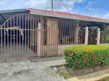 Casa · 96m² · 3 Recámaras · 3 Estacionamientos · Se Vende Casa en Penonome Santo Domingo